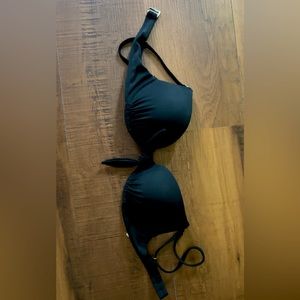 Hollister bikini top (32b)